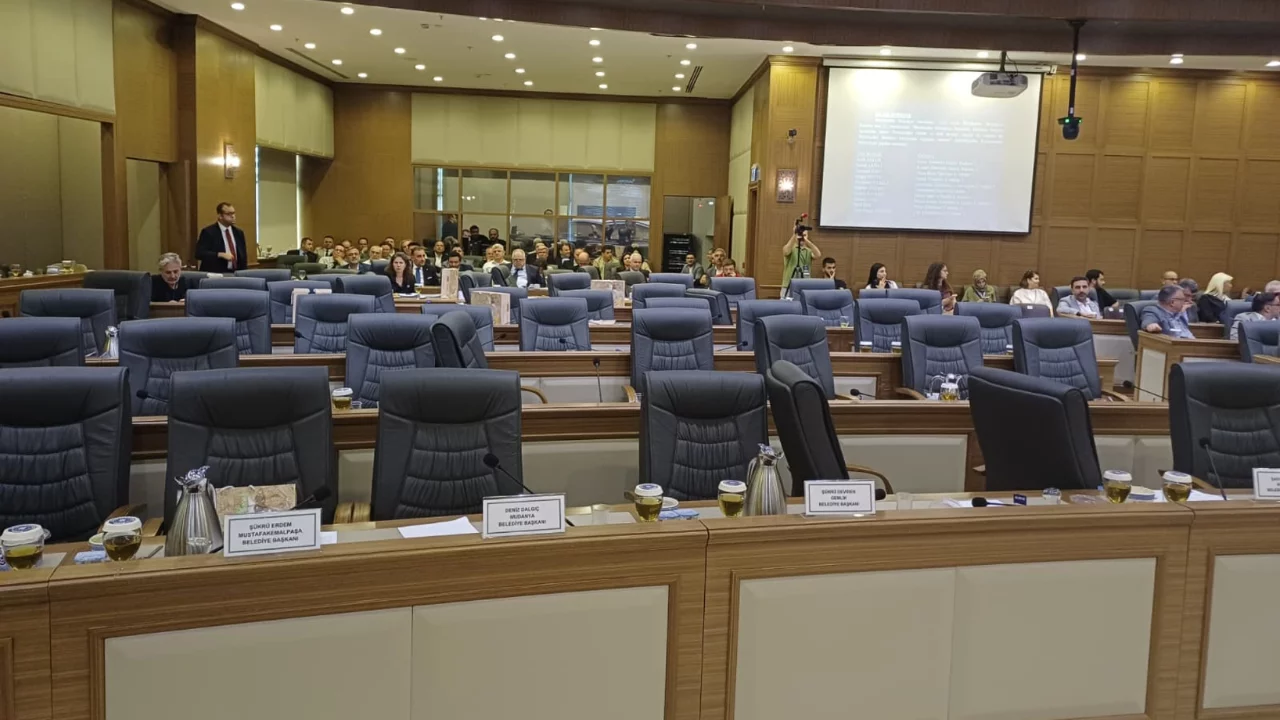 Bursa B&uuml;y&uuml;kşehir Meclisi'nde gergin anlar: CHP grubu meclis oturumunu terk etti