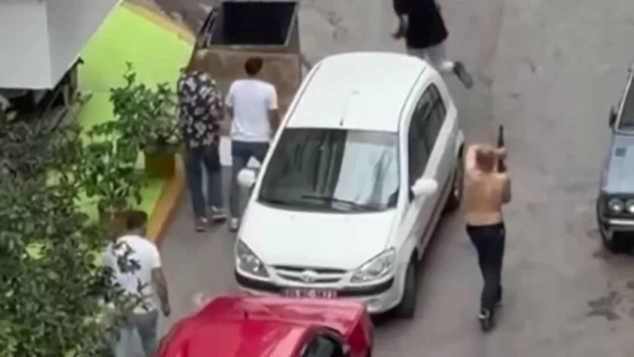 Sokak ortasında dehşet anları! Uzun namlulu t&uuml;feklerle saldırı d&uuml;zenlediler...