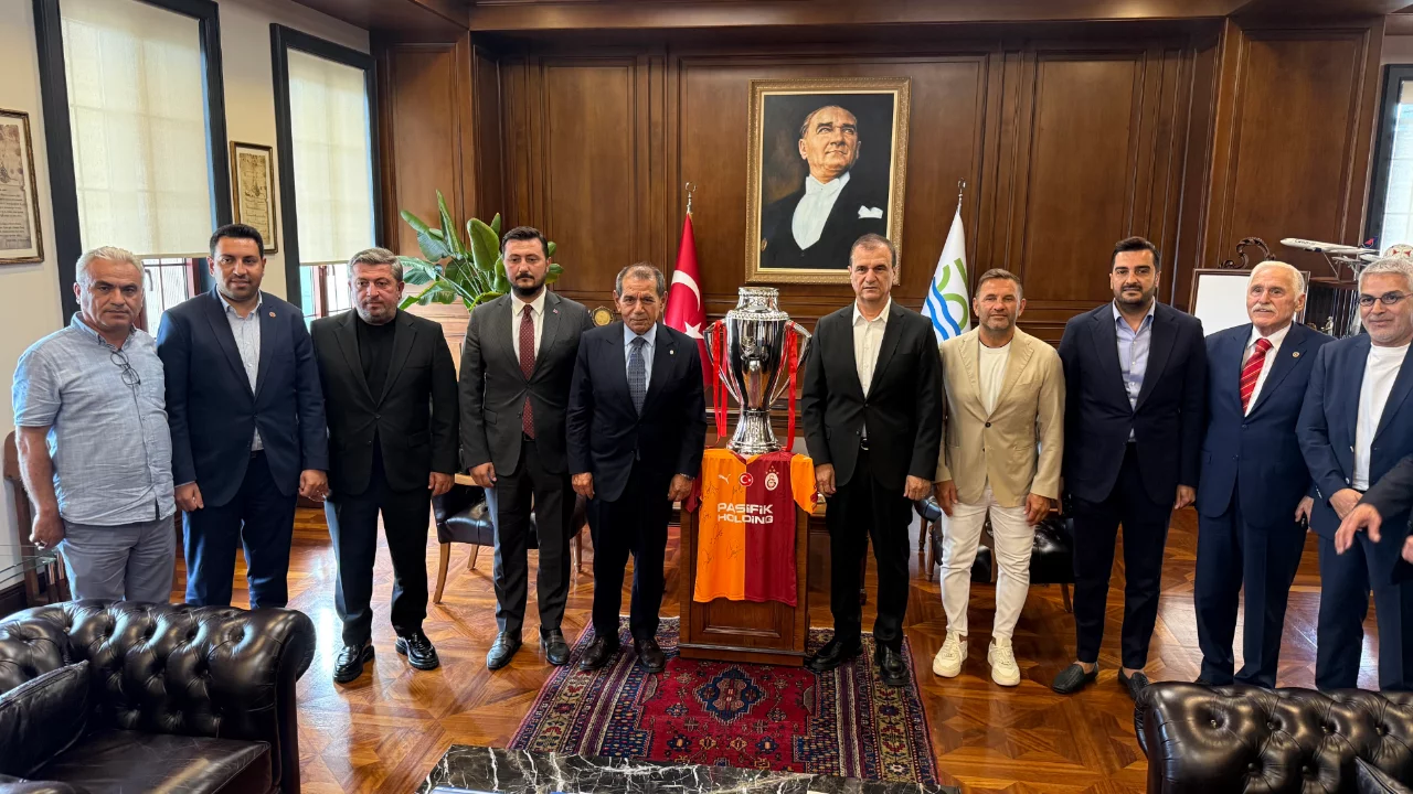Galatasaray bayrağı Şampiyonlar Anıtı'nda g&ouml;ndere &ccedil;ekildi: Dursun &Ouml;zbek'ten Şampiyonlar Ligi mesajı
