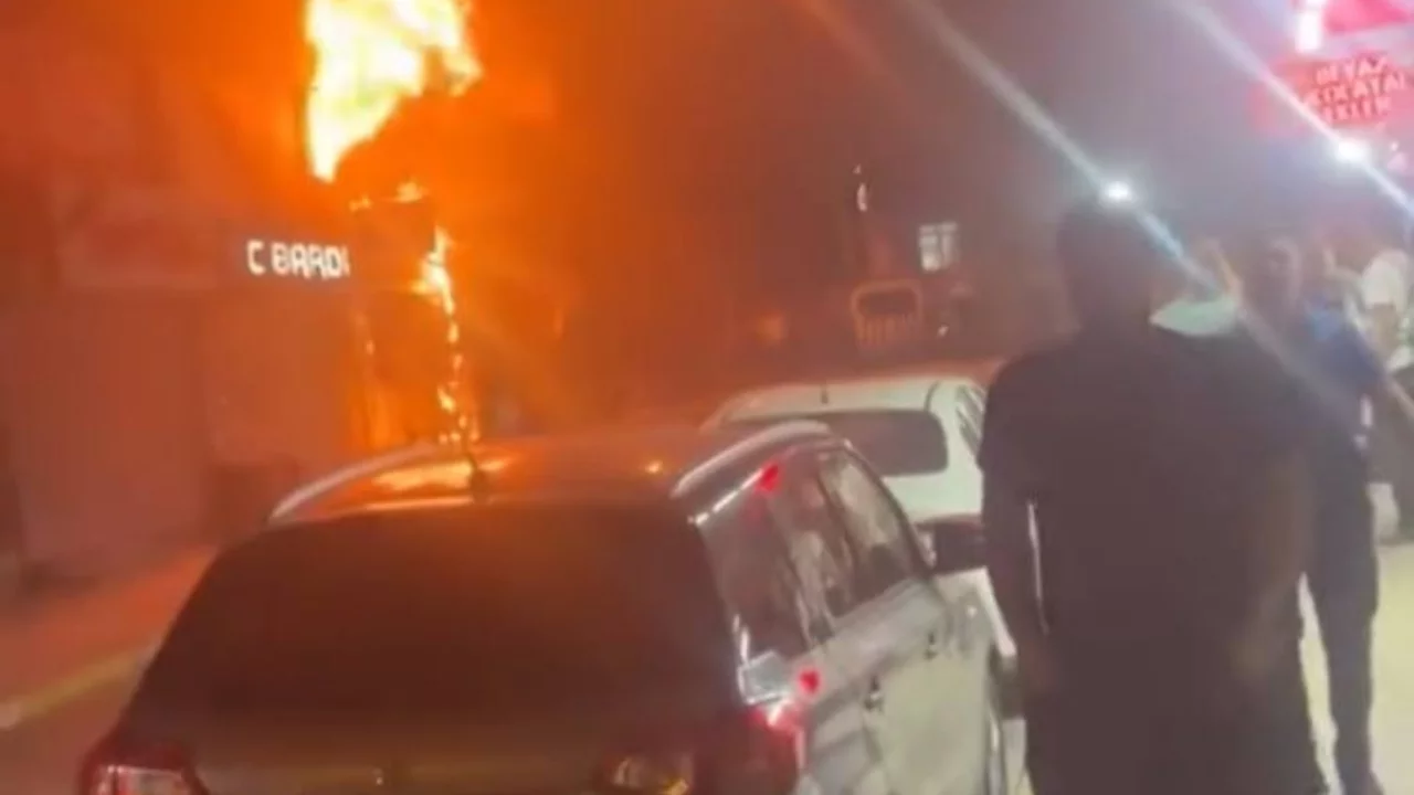 K&uuml;&ccedil;&uuml;k&ccedil;ekmece'de 5 katlı iş hanında &ccedil;ıkan yangın kontrol altına alındı