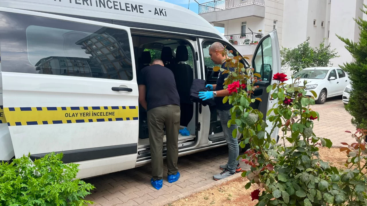 Antalya'da eve d&ouml;nen kadın evinde &ouml;l&uuml; bulundu! Ş&uuml;pheli &ouml;l&uuml;m araştırılıyor