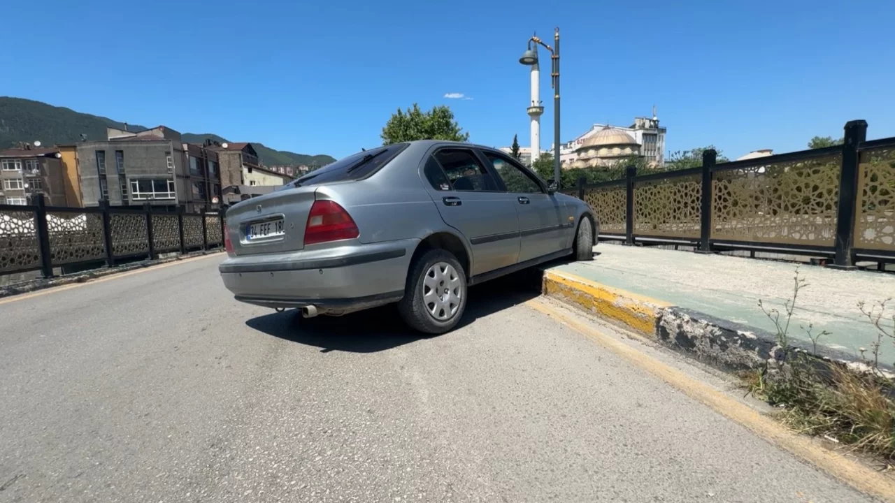 Kaldırıma &ccedil;ıkan otomobil yayaya &ccedil;arptı! S&uuml;r&uuml;c&uuml; aracını bırakıp ka&ccedil;tı
