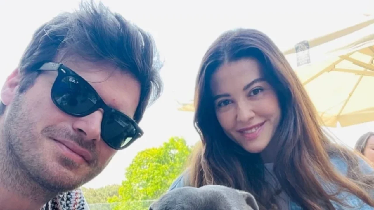 Kıvan&ccedil; Tatlıtuğ'dan aileye yeni bir &uuml;ye m&uuml;jdesi! &Uuml;nl&uuml; &ccedil;iftin bebek heyecanında cinsiyet detayı ortaya &ccedil;ıktı