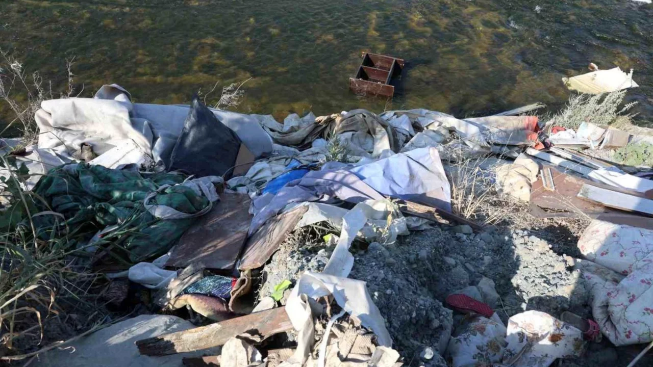 Dereye kamyon dolusu atık malzeme döktüler: Doğa katliamı kameraya yansıdı