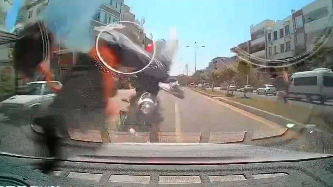 Motosikletli 2 kişi takla atarak savruldular!