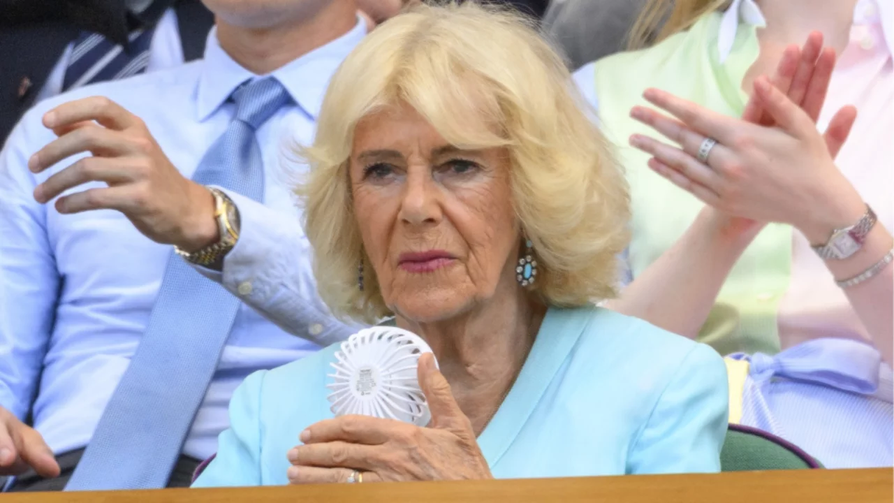 Krali&ccedil;e Camilla'nın Wimbledon tarzı g&uuml;ndem oldu! Sıcaktan mini vantilat&ouml;rle korundu