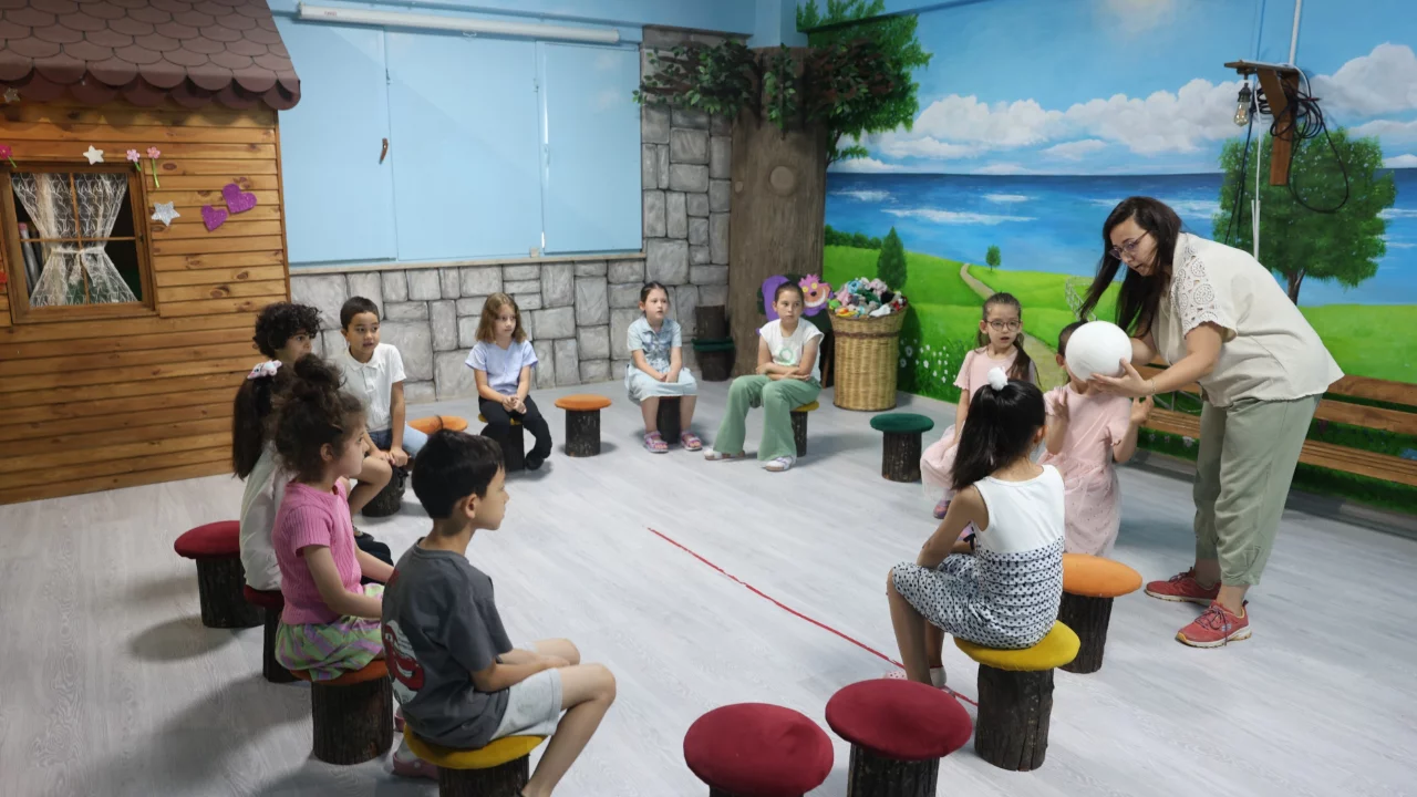 Osmangazi'de &ccedil;ocuklar yaz tatilini drama at&ouml;lyesiyle değerlendiriyor
