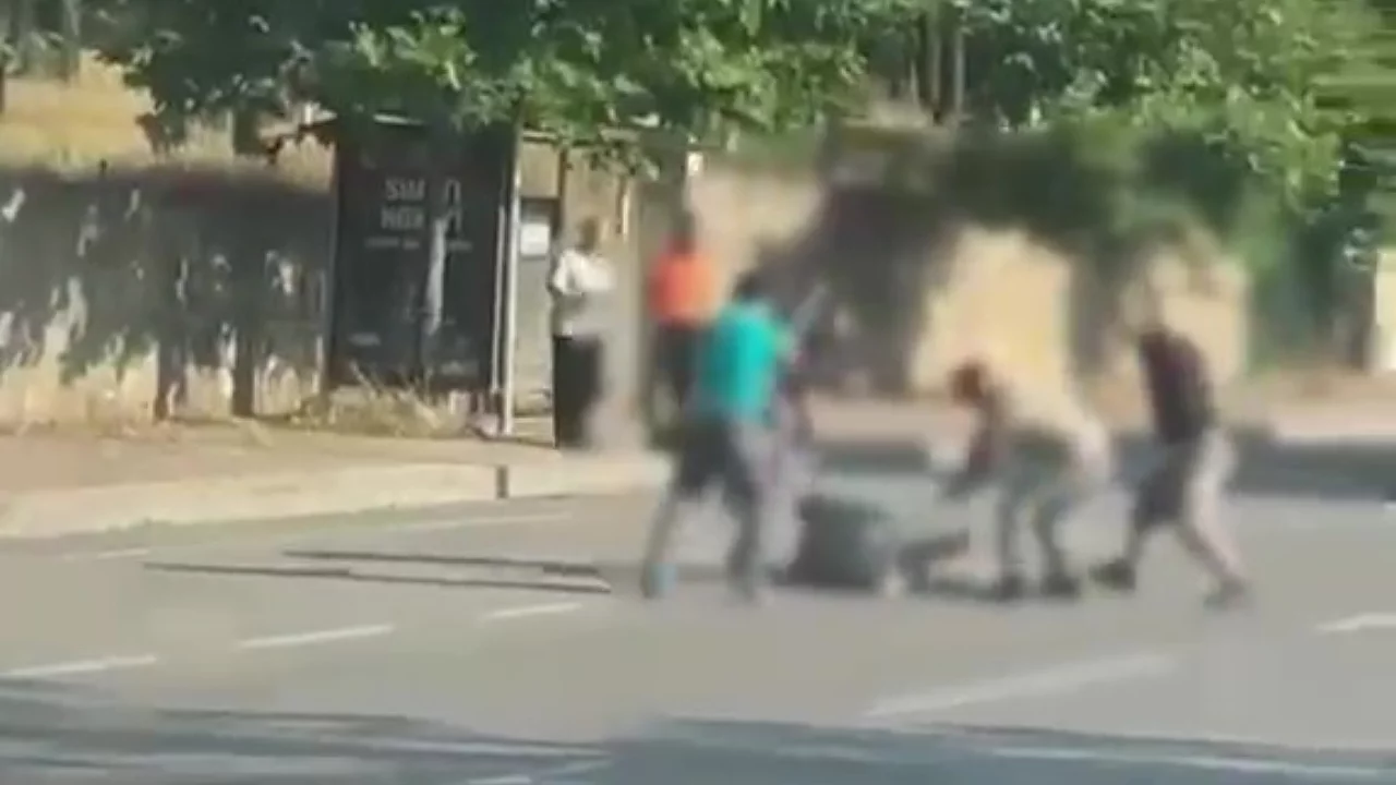 4 kişi cadde ortasında demir sopalarla saldırdı!