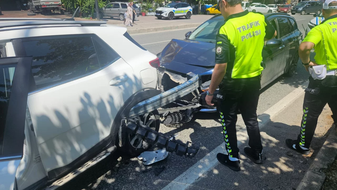 Şerit değiştirirken çarpıştılar! Bursa'da korku dolu dakikalar