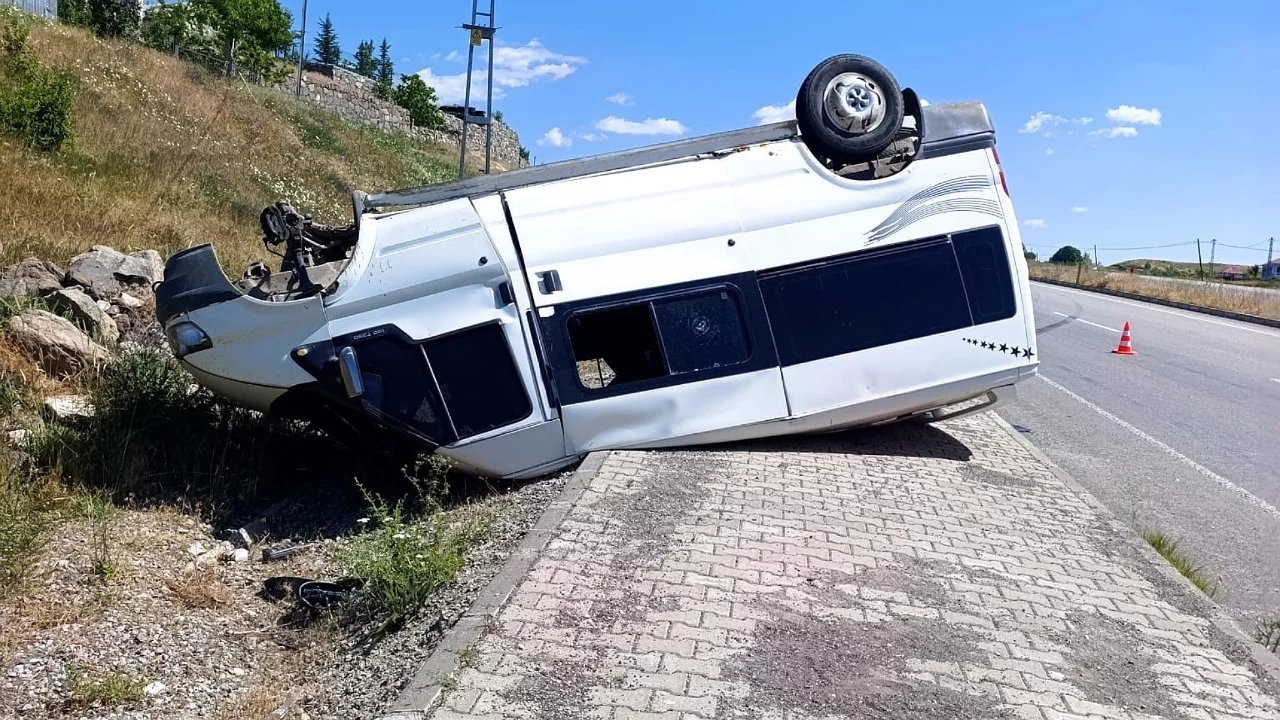 Minibüs takla attı! Sürücü hastaneye kaldırıldı