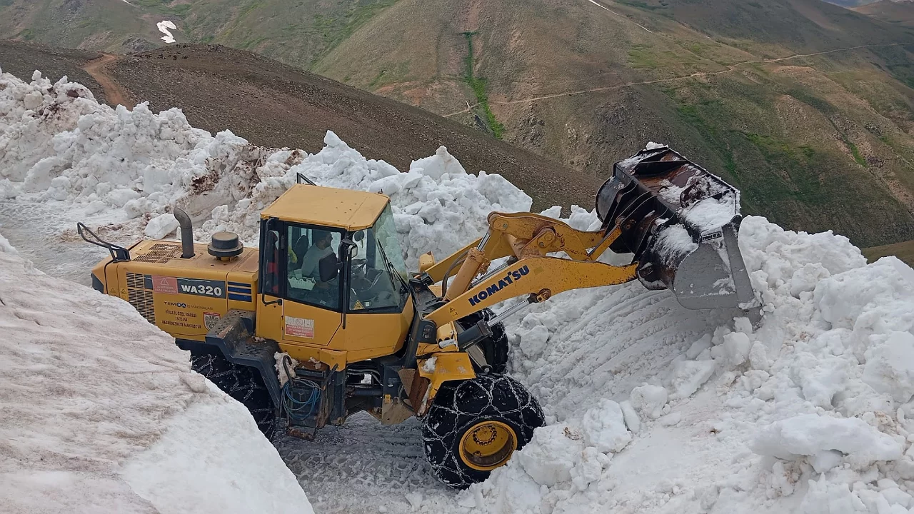 Sivas'ta 3 metrelik kar i&ccedil;in iş makineleri devrede
