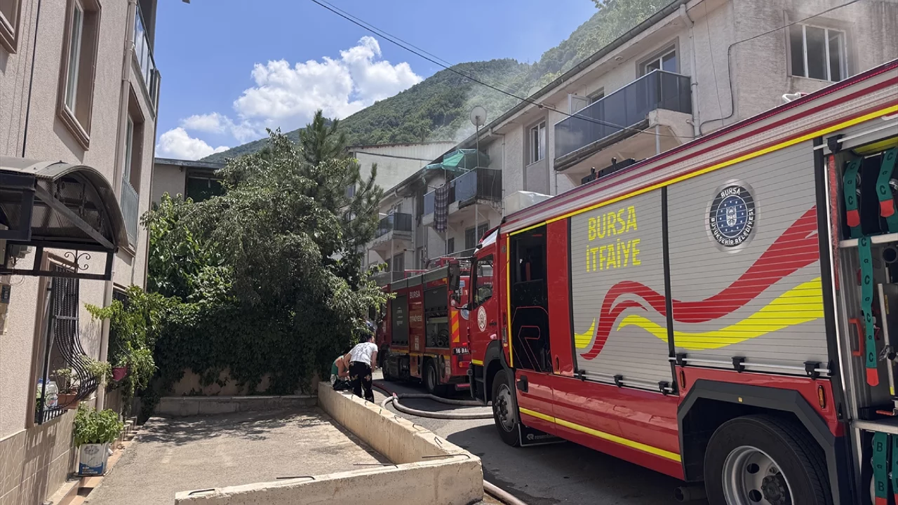Bursa'da dumanlar her yerden g&ouml;z&uuml;kt&uuml;! &Ccedil;atı alevlere teslim oldu
