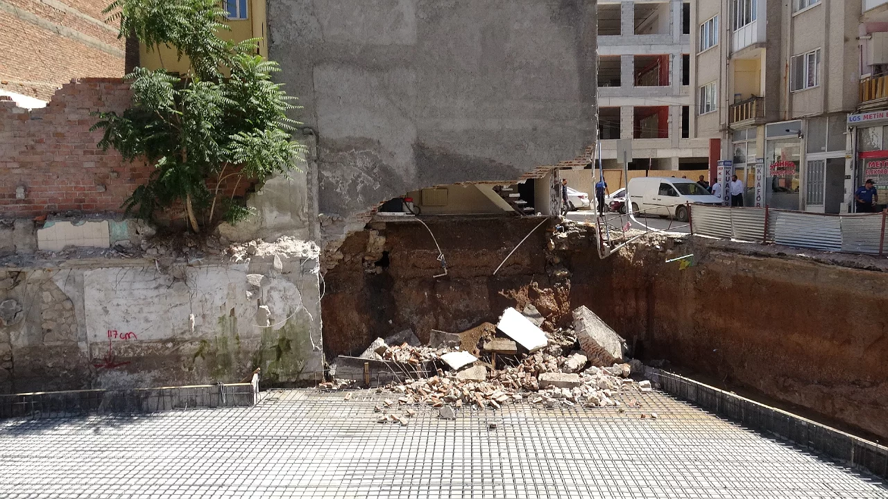 Tahliye edilen binada korku dolu anlar! Beton par&ccedil;aları d&uuml;şt&uuml;, cadde kapatıldı