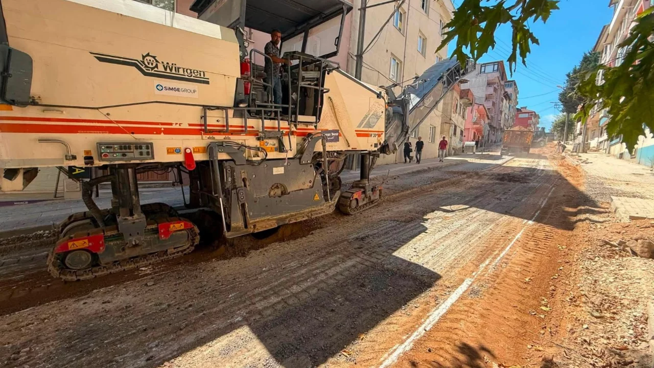 Orhangazi'de beklenen asfalt &ccedil;alışması başladı! Erenler Caddesi 5 g&uuml;n trafiğe kapatıldı...