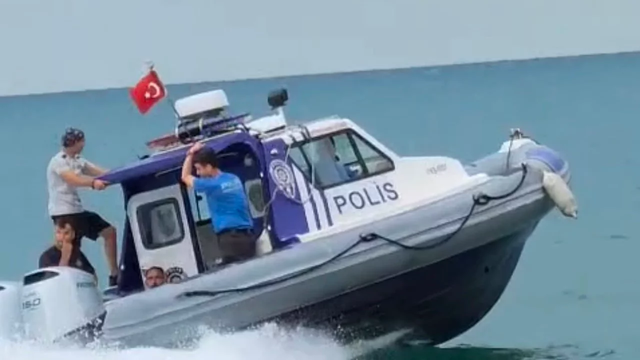 Dalgalar arasında mahsur kaldı! Ekipler seferber oldu