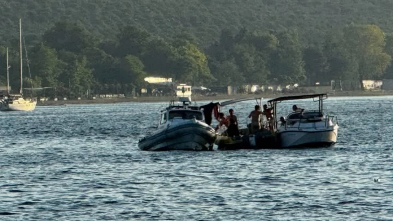Ticari gemi tekneye &ccedil;arptı! İki kişi denize atlayarak kurtulabildi...