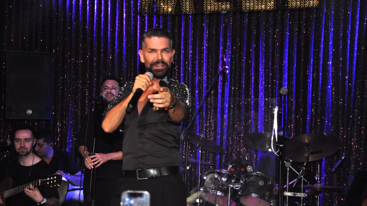 Mehmet &Ccedil;evik, yeni şarkısı "Allah Dostu'nu ilk kez sahnede Bursalılarla buluşturdu