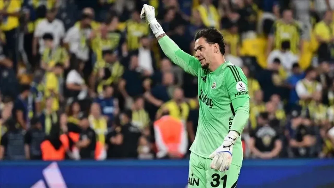 Fenerbah&ccedil;e'de kaleci operasyonu: Ederson giderse alternatifi hazır! Sosyal medyadan takibe aldı