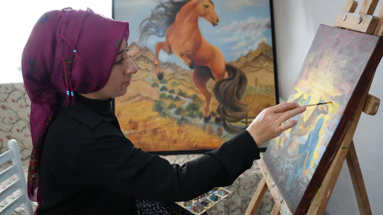 Resim tutkusu engel tanımadı: Sa&ccedil;ından fır&ccedil;a, k&ouml;m&uuml;rden boya yaptı