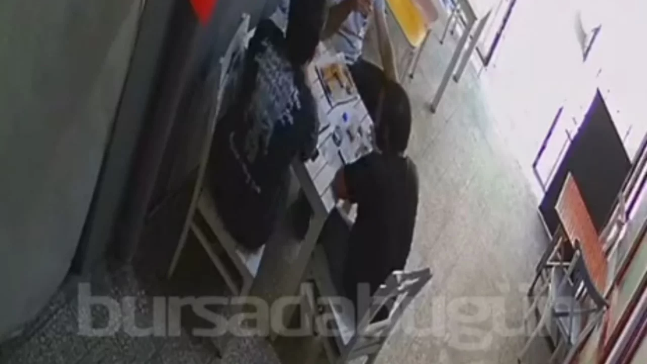 Bursa'da kafe işletmecisini şaşkına &ccedil;eviren olay! Kimliğini bırakıp sırra kadem bastı