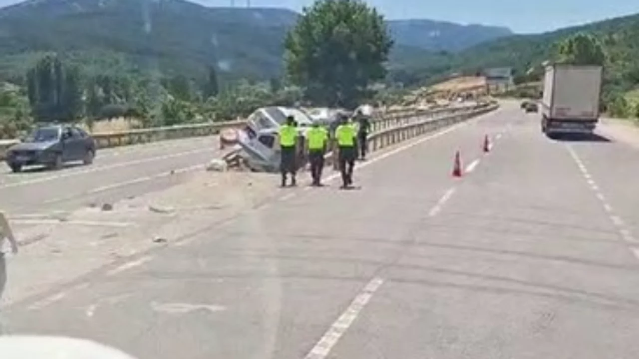 Bursa'da akılalmaz kaza! İki ara&ccedil; bariyerlerin arasına saplandı