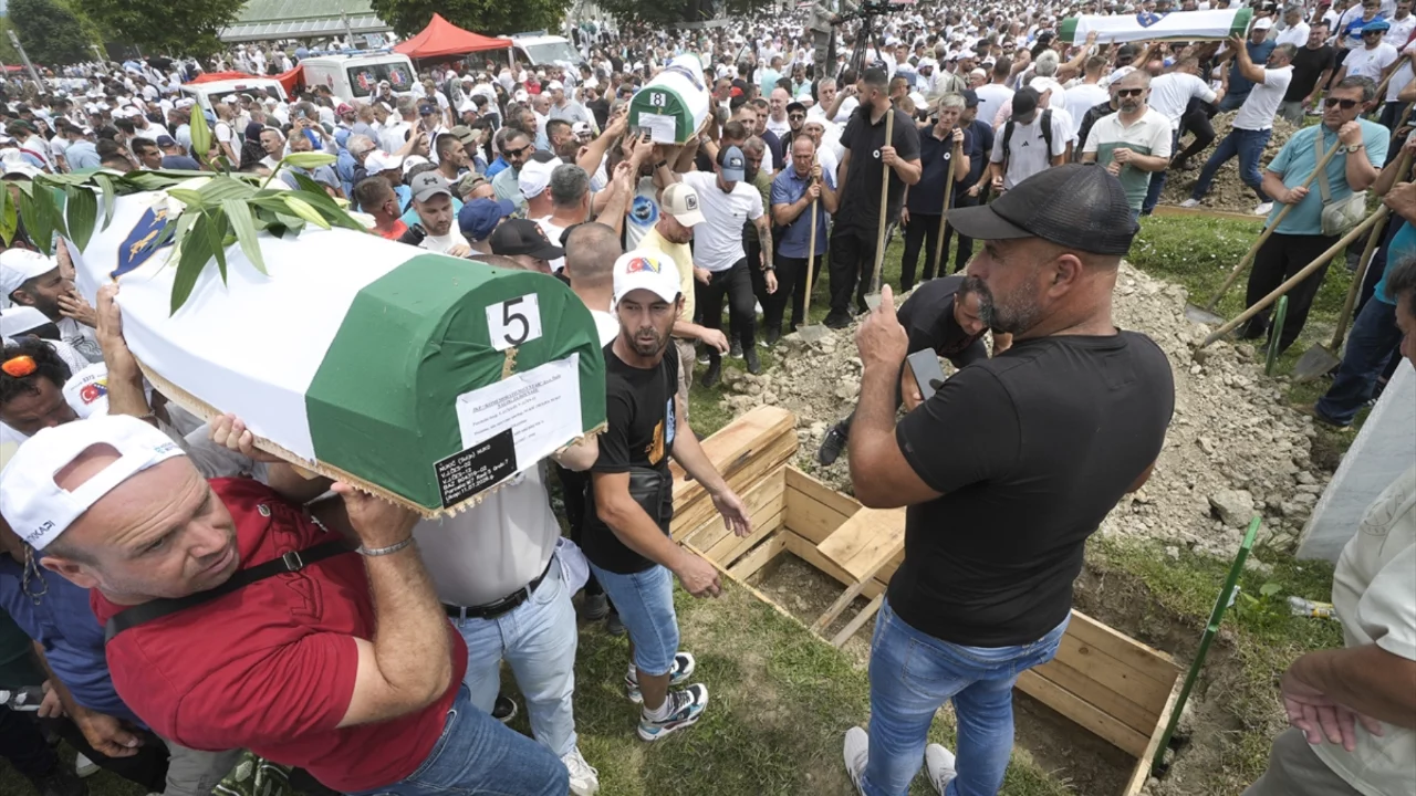 Srebrenitsa Soykırımı'nın 10 kurbanı daha toprağa verildi
