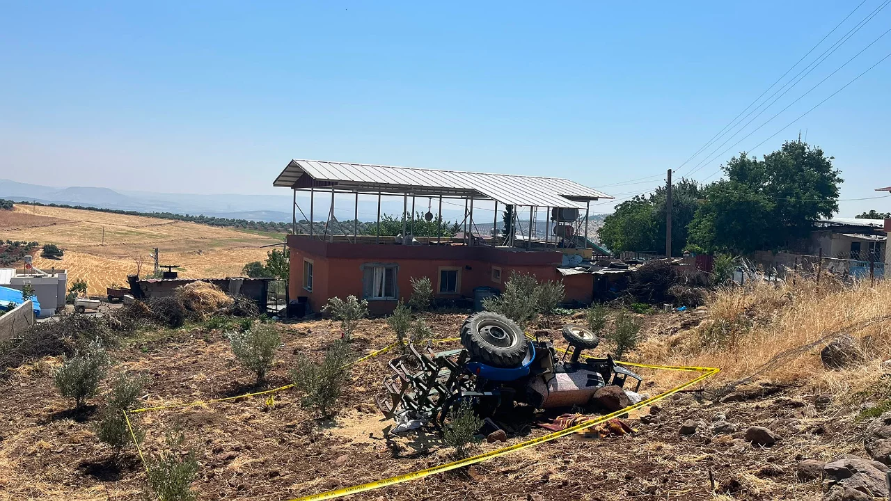 Devrilen trakt&ouml;r&uuml;n altında kalan s&uuml;r&uuml;c&uuml; hayatını kaybetti