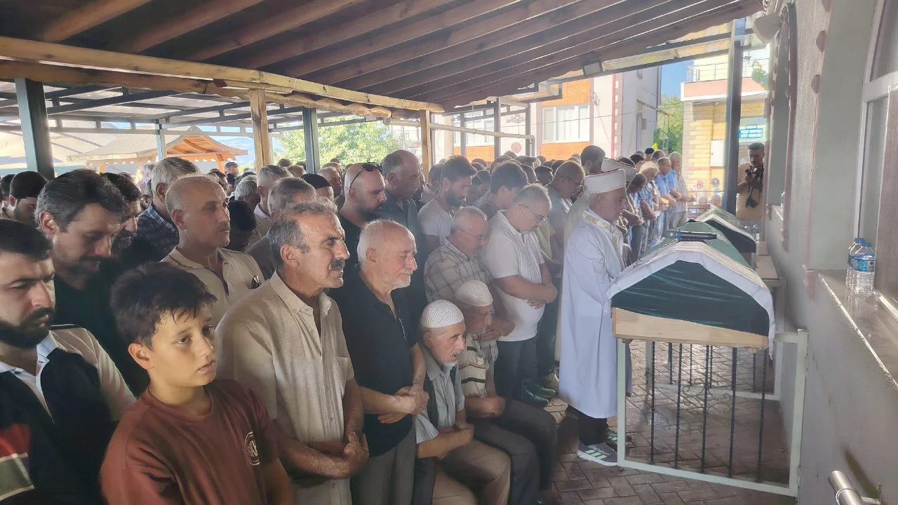 Elektrik akımında hayatını kaybeden baba ve oğul son yolculuğuna uğurlandı