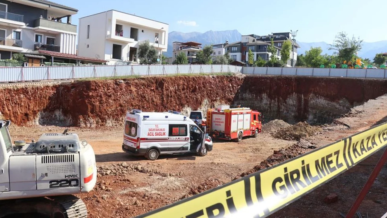 İnşaat kazısında g&ouml;&ccedil;&uuml;k altında kalan kep&ccedil;e operat&ouml;r&uuml; hayatını kaybetti