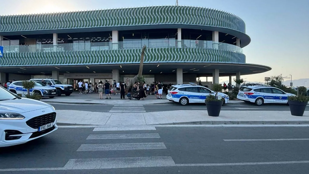 GKRY'de bomba tehdidi paniği: AVM ve bina tahliye edildi