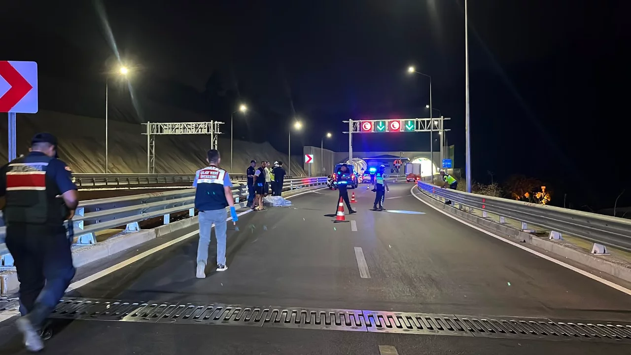 Bariyerlere &ccedil;arpan motosikletin s&uuml;r&uuml;c&uuml;s&uuml; hayatını kaybetti