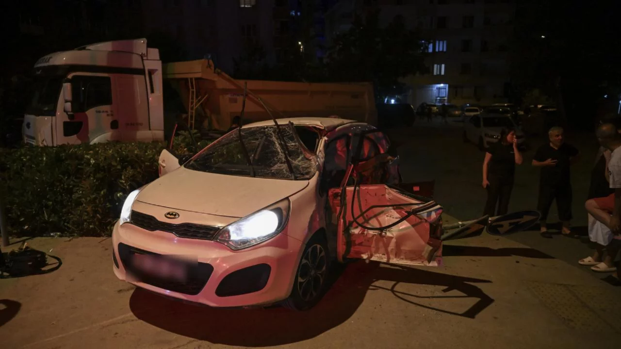 Hafriyat kamyonu ile otomobil &ccedil;arpıştı! 1'i ağır, 4 yaralı