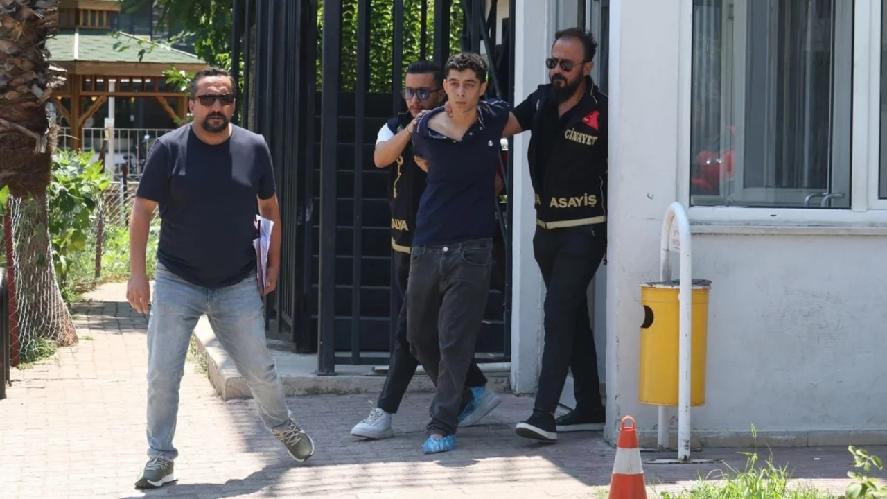 "İ&ccedil;lerine şeytan girdi" dedi, iki ablasını &ouml;ld&uuml;rmeye kalkıştı