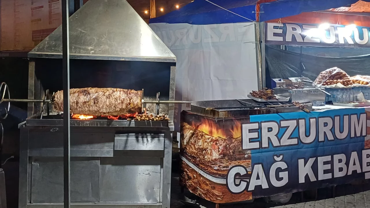 Bursa'da festivaldeki g&ouml;r&uuml;nt&uuml;ler tartışma yarattı