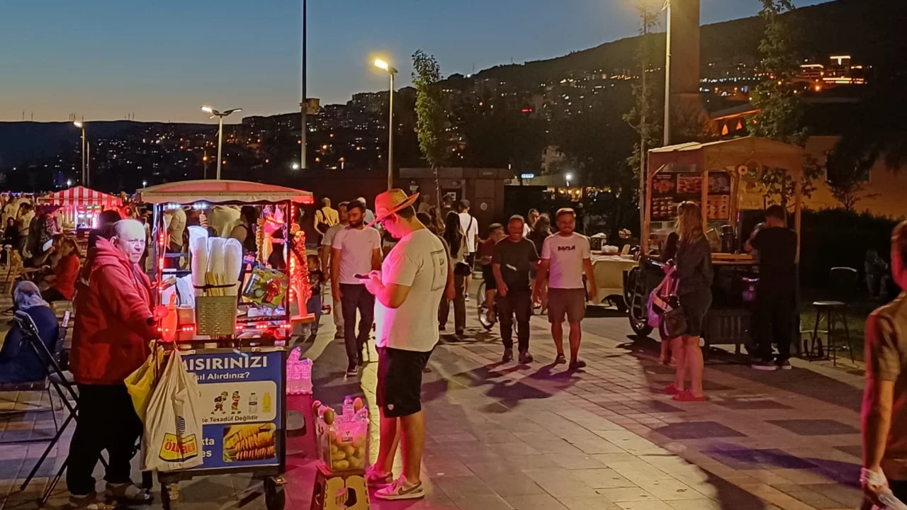 Bursa'nın kıyı il&ccedil;esinde seyyar esnaflar faaliyetlerini s&uuml;rd&uuml;r&uuml;yor