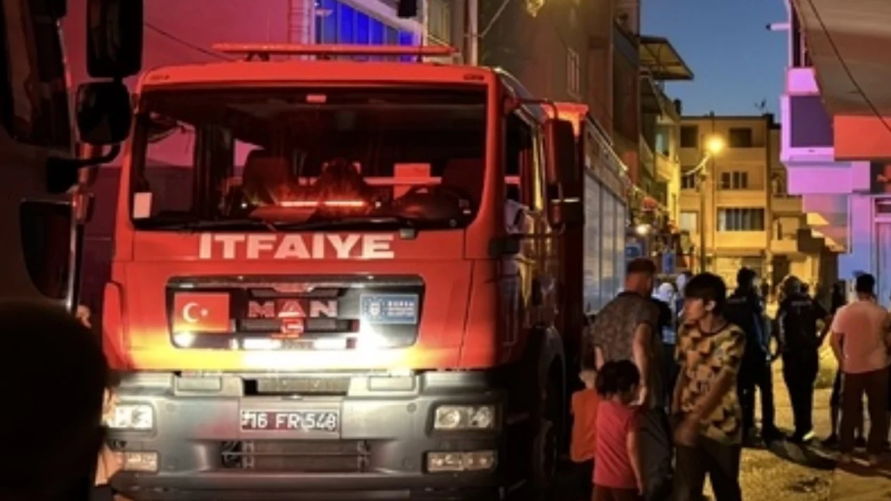 Bursa'da 2 katlı binanın &ccedil;atısında yangın! Mahallede panik yaşandı