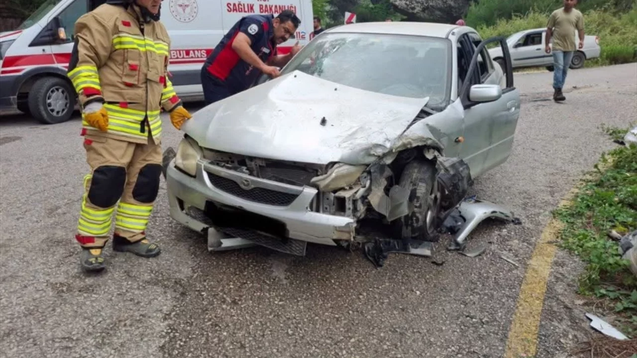 Hatay'da feci trafik kazası! Pikap şarampole devrildi, 7 kişi yaralandı
