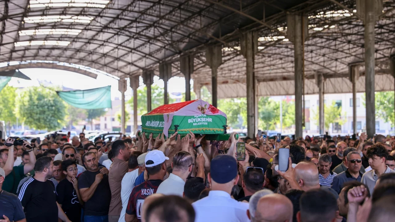 Konya'nın unutulmaz simgesi 'Kırmızılı Kadın' Sultan Özcan hayatını kaybetti