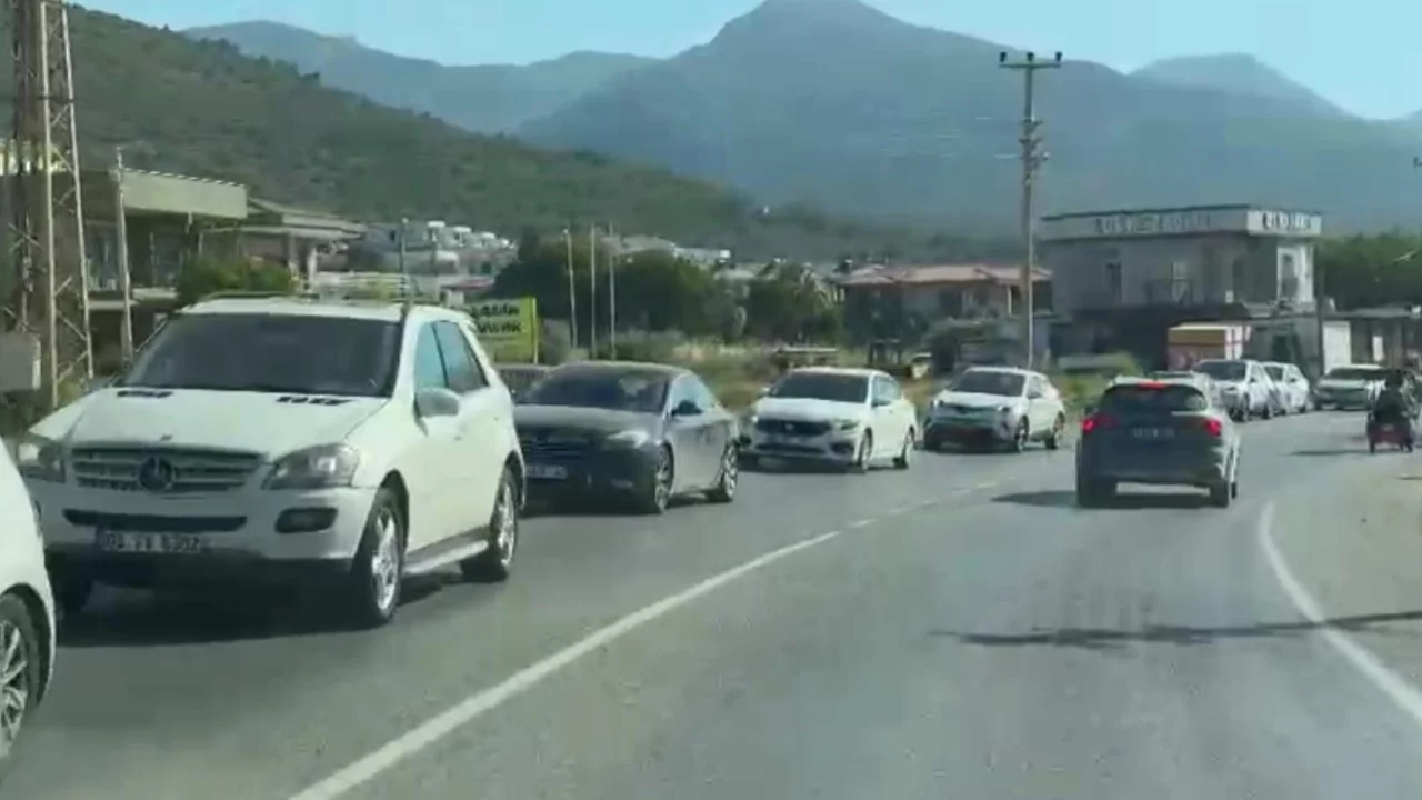 Kuşadası'nda Milli Park dönüşü trafik kilitlendi! Tatilciler saatlerce yolda kaldı