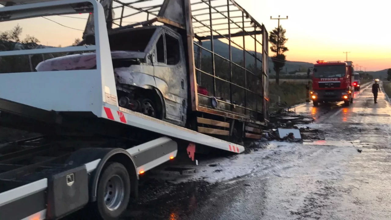 Bursa'da seyir halindeki araç alevlere teslim oldu! Geriye hurda yığını kaldı...