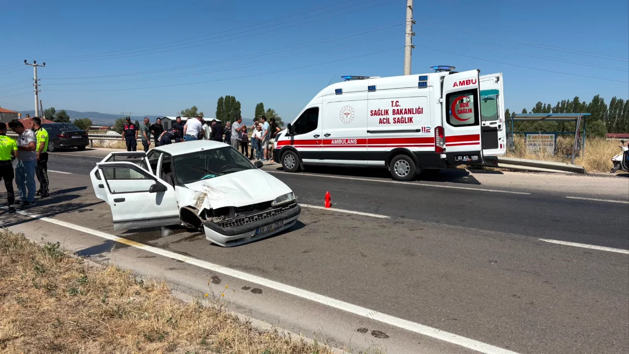Afyonkarahisar'da feci kaza! Bariyerlere &ccedil;arpan otomobilde 3'&uuml; &ccedil;ocuk 6 yaralı