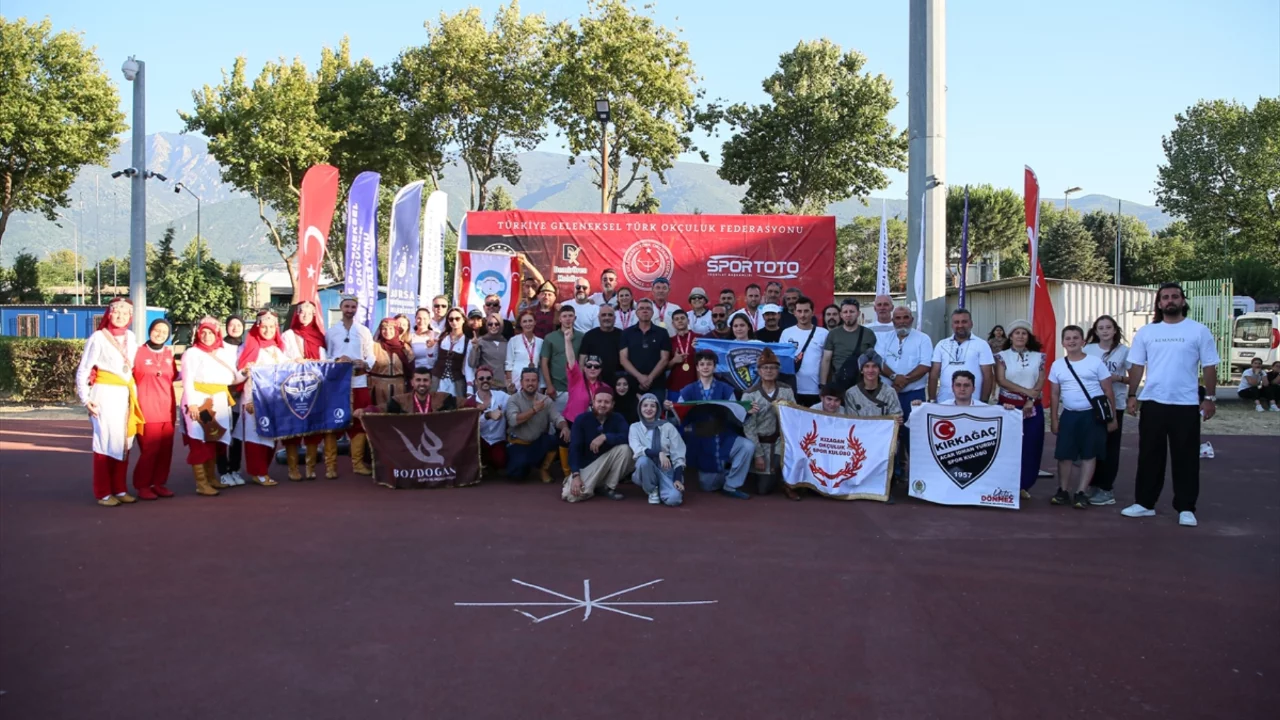 Bursa'da geleneksel türk okçuluğunda büyük heyecan! 803 sporcu şampiyonluk için hedefi vurdu