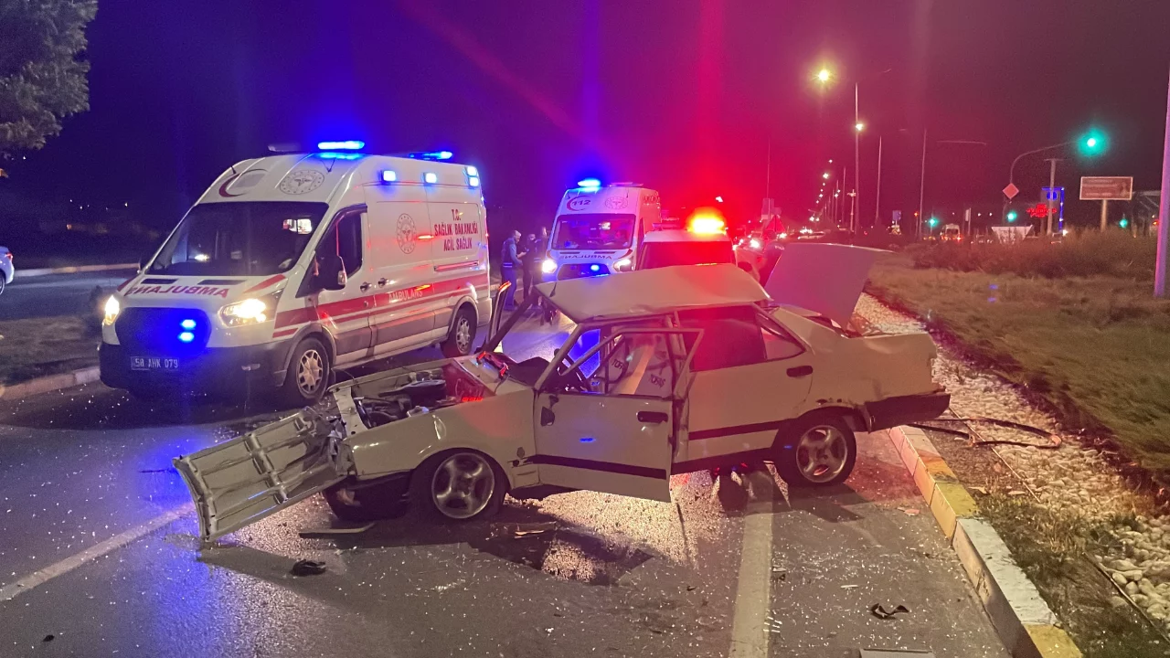 Sivas'ta takla atan otomobilde can pazarı! Genç sürücü ağır yaralandı
