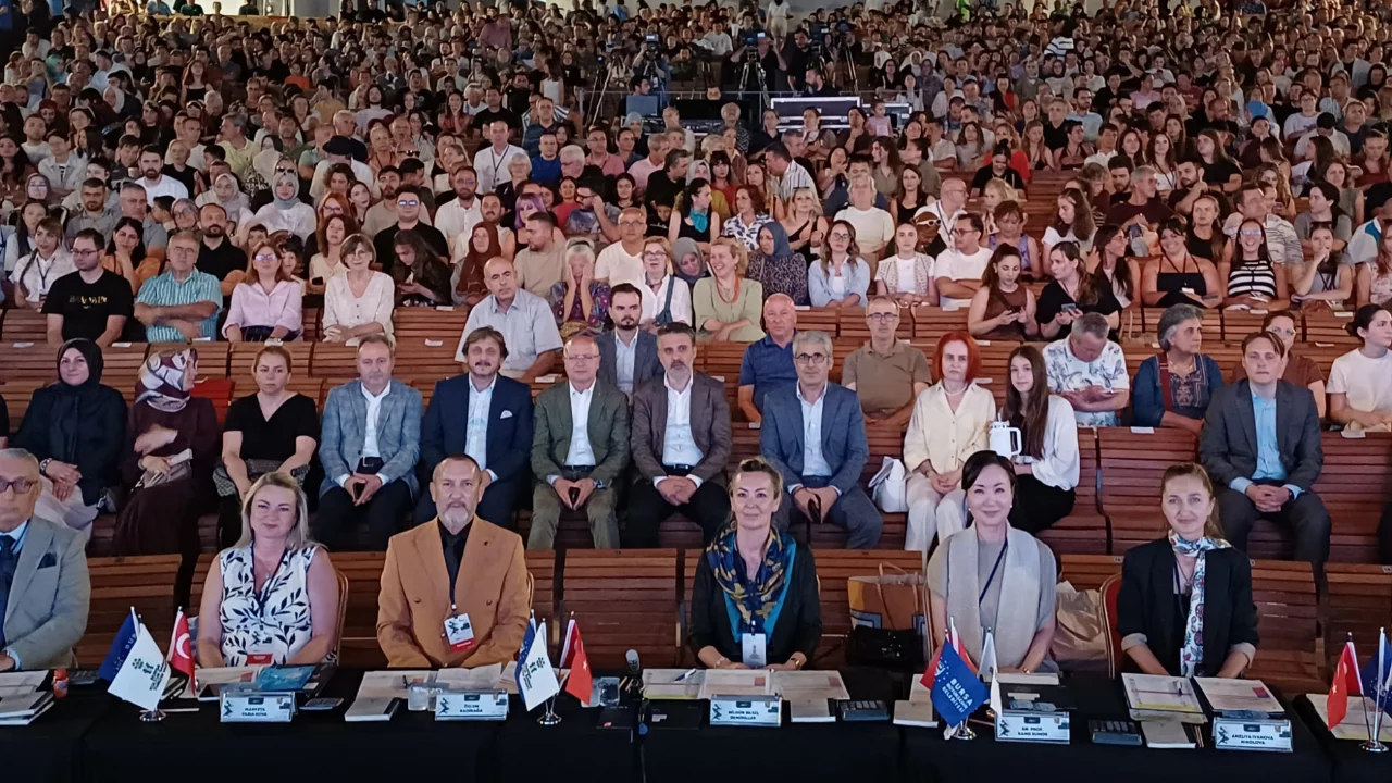 Altın Karagöz Halk Dansları Yarışması'nda birincilik ödülü sahibini buldu 