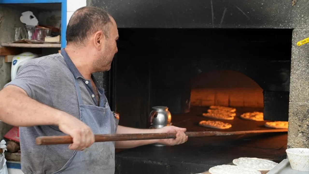 Kavurucu sıcaklar onları etkilemiyor! 250 derecelik fırından &ccedil;ıkınca dışarıyı serin buluyorlar