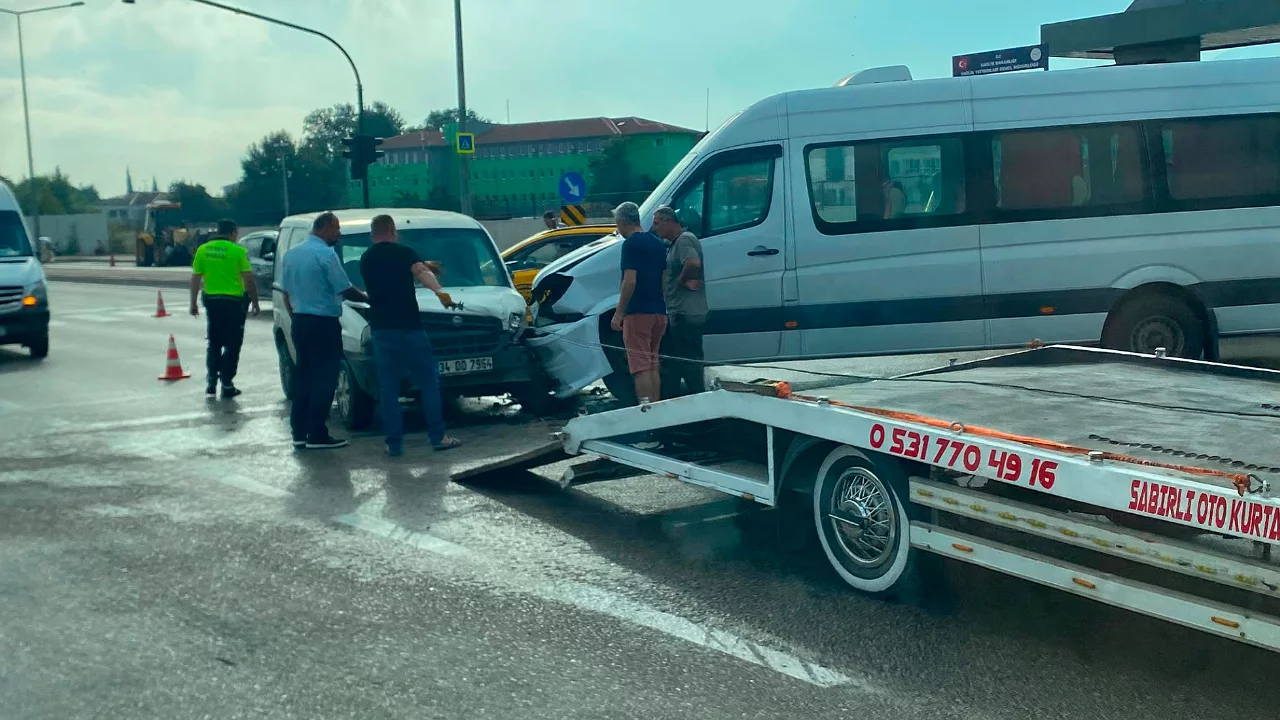 Bursa'da iki araç çarpıştı! Çekiciyle kaldırıldı... 