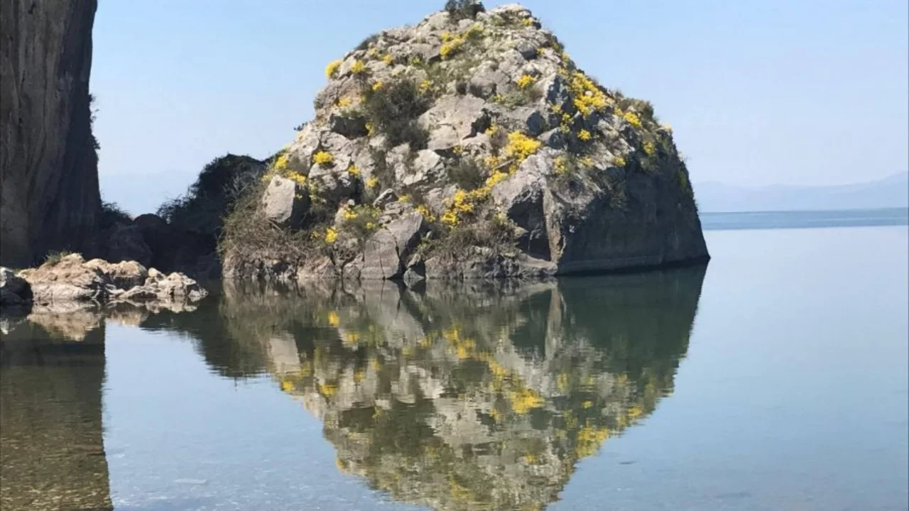 Bursa'da g&ouml;ren bir daha bakıyor! İznik G&ouml;l&uuml;'nde gizemli siluetler
