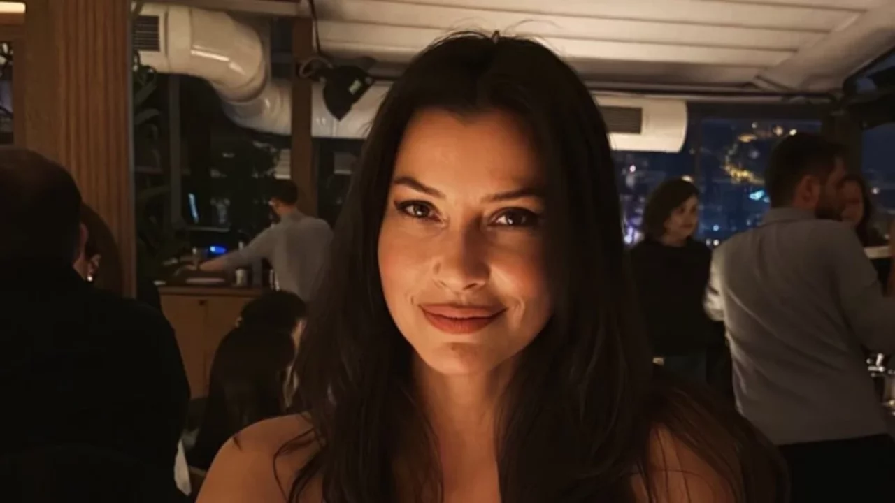 M&uuml;jde Uzman'dan "Kızılcık Şerbeti" sorusu sonrası dikkat &ccedil;eken tepki! R&ouml;portajı yarıda bıraktı