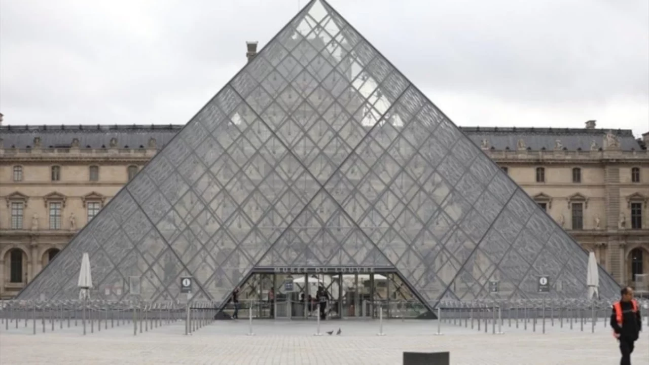 Fransa'da Louvre Müzesi'ni soydular ama patron beğenmedi: Daha fazlasını alabilirdiniz