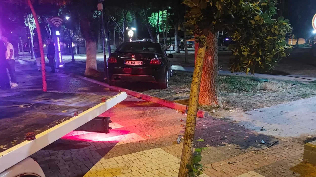 Aday s&uuml;r&uuml;c&uuml; alkoll&uuml; ara&ccedil; kullanırken kaldırıma &ccedil;ıktı!